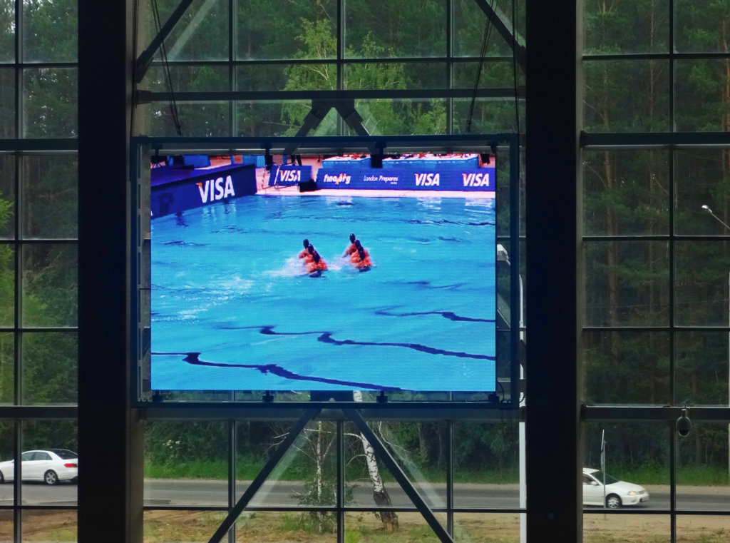 экран в бассейне
